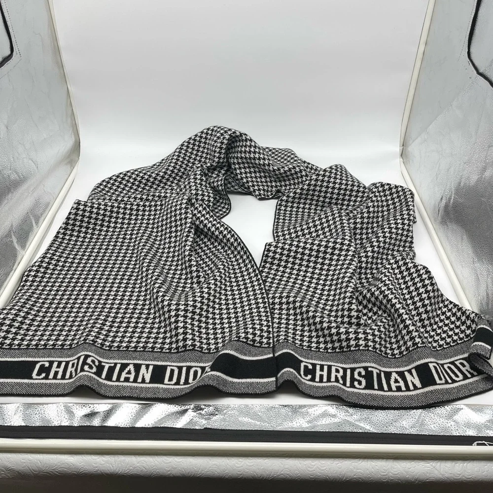 30 MONTAIGNE SCARF Black and White Blended Cashmere Knit 80” long 19” wide